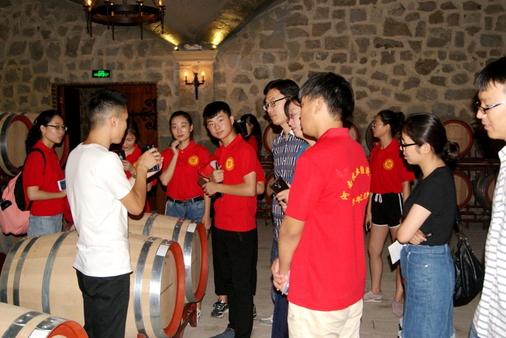 参观地下酒窖